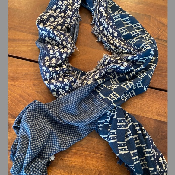 100% Silk Scarf in blue and white mixed print (OS) - Picture 1 of 3